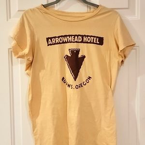 ARROWHEAD HOTEL BURNS HOTEL TEE SHIRT. YELLOW SZ MEDIUM.